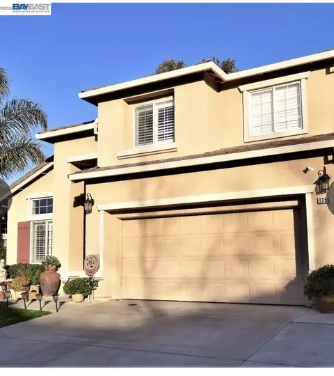 Exterior - 1356 Gentry Ln, Tracy, CA 95377 photo 5 of 6
