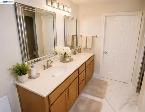 Bath - 1356 Gentry Ln, Tracy, CA 95377 photo 2 of 4
