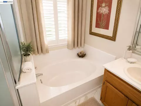 Bath - 1356 Gentry Ln, Tracy, CA 95377 photo 1 of 4