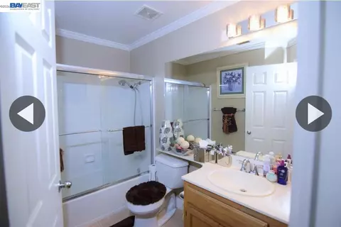 Bath - 1356 Gentry Ln, Tracy, CA 95377 photo 4 of 5