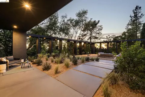 5645 Bacon Rd, Oakland, CA 94619