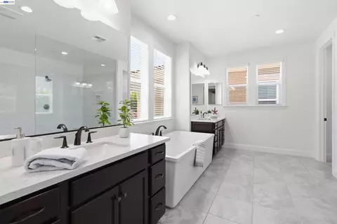 Bath - 2812 Mount Dana Dr, Dublin, CA 94568 photo 6 of 8