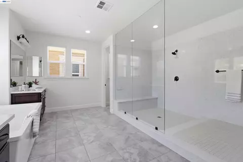 Bath - 2812 Mount Dana Dr, Dublin, CA 94568 photo 5 of 8
