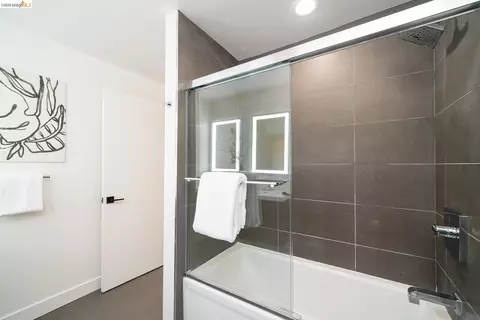 Bath - 1470 Cornell Ave, Berkeley, CA 94702 photo 2 of 5