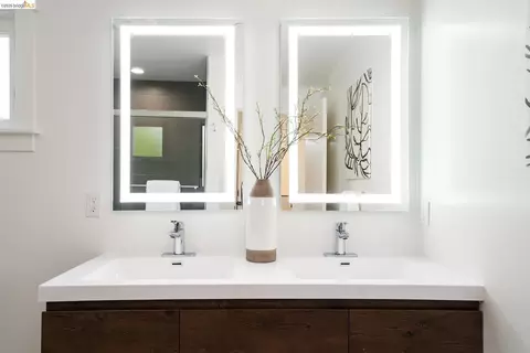 Bath - 1470 Cornell Ave, Berkeley, CA 94702 photo 3 of 5