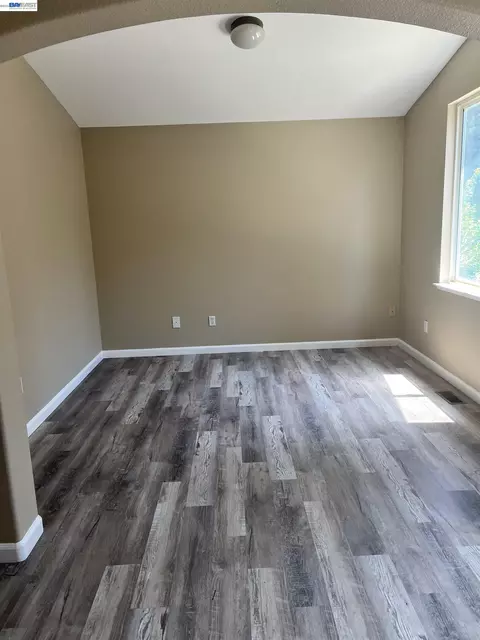 Living - 1058 Junction Dr, Manteca, CA 95337 photo 5 of 7