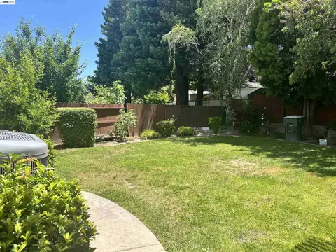 Exterior - 1058 Junction Dr, Manteca, CA 95337 photo 12 of 12