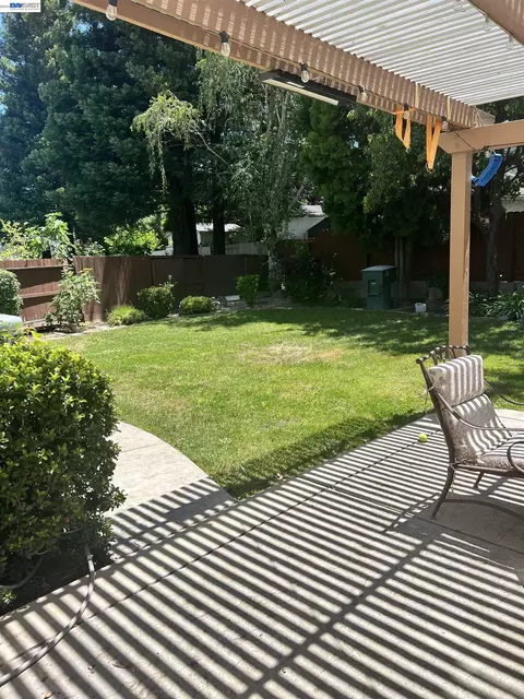 Exterior - 1058 Junction Dr, Manteca, CA 95337 photo 10 of 12