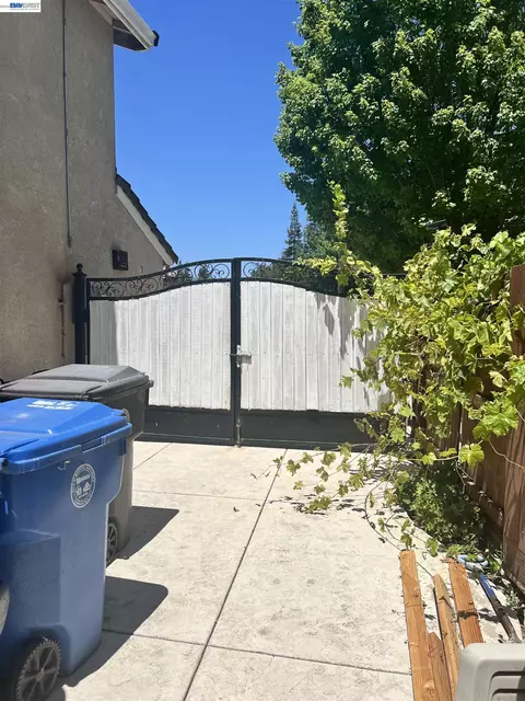 Exterior - 1058 Junction Dr, Manteca, CA 95337 photo 11 of 12