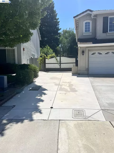 Exterior - 1058 Junction Dr, Manteca, CA 95337 photo 2 of 12