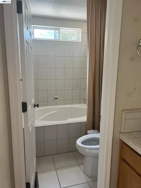 Bath - 1058 Junction Dr, Manteca, CA 95337 photo 2 of 2