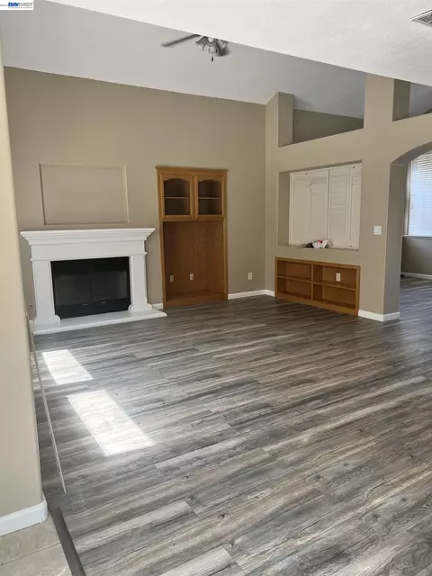 Living - 1058 Junction Dr, Manteca, CA 95337 photo 3 of 7