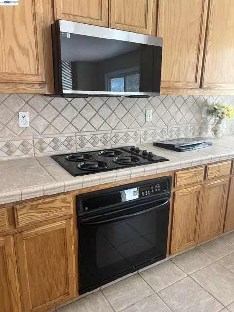 Kitchen - 1058 Junction Dr, Manteca, CA 95337 photo 2 of 4