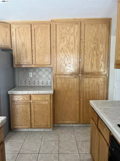Kitchen - 1058 Junction Dr, Manteca, CA 95337 photo 3 of 4