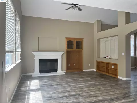 Living - 1058 Junction Dr, Manteca, CA 95337 photo 2 of 7