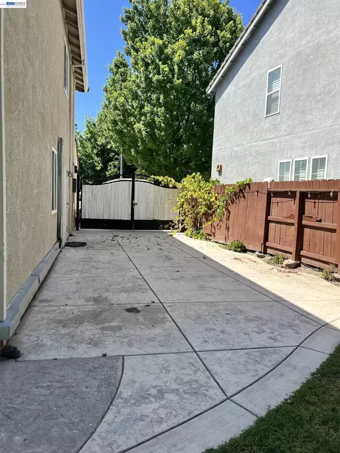 Exterior - 1058 Junction Dr, Manteca, CA 95337 photo 6 of 12