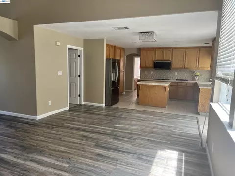 Living - 1058 Junction Dr, Manteca, CA 95337 photo 1 of 7
