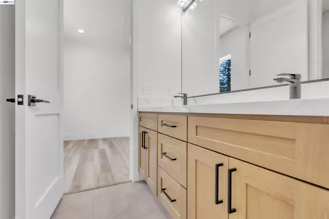 Bath - 5210 Shirehills Ln, Carmichael, CA 95608 photo 3 of 5