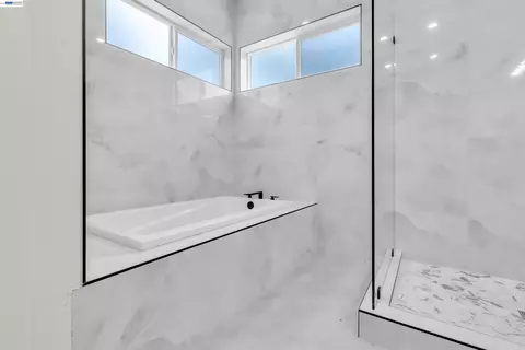 Bath - 5210 Shirehills Ln, Carmichael, CA 95608 photo 2 of 5