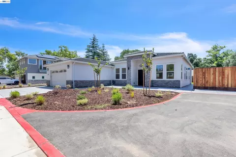 Exterior - 5210 Shirehills Ln, Carmichael, CA 95608 photo 2 of 6