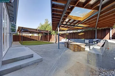 Exterior - 335 Lakeside Ct, Martinez, CA 94553 photo 10 of 16