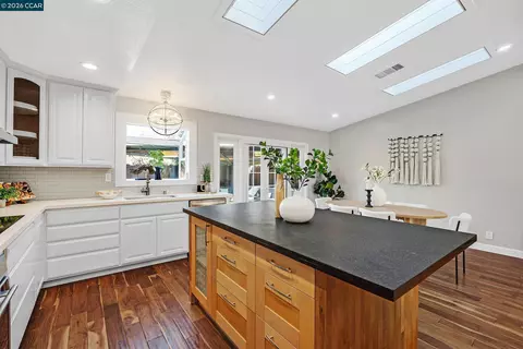 Kitchen - 335 Lakeside Ct, Martinez, CA 94553 photo 2 of 4