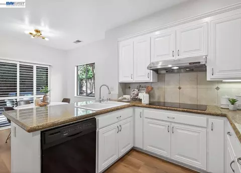 Kitchen - 455 Eagle Valley Way, Danville, CA 94506 photo 3 of 5