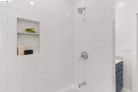 Bath - 1021 Colusa Ave, Berkeley, CA 94707 photo 2 of 3