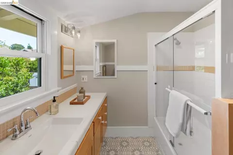 Bath - 1021 Colusa Ave, Berkeley, CA 94707 photo 3 of 3