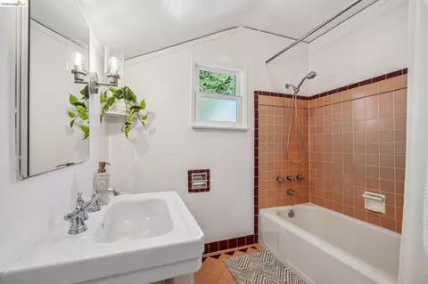 Bath - 708 Grizzly Peak Blvd, Berkeley, CA 94708 photo 2 of 3