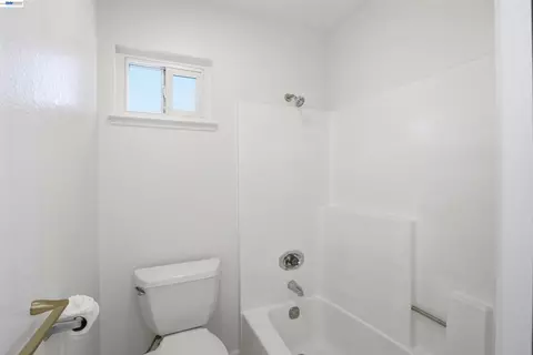 Bath - 6010 Peppertree Ct, Newark, CA 94560 photo 4 of 5