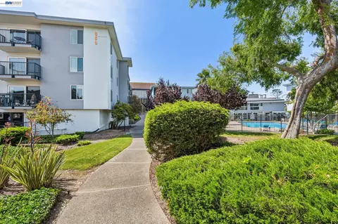 960 Shorepoint Ct #120, Alameda, CA 94501
