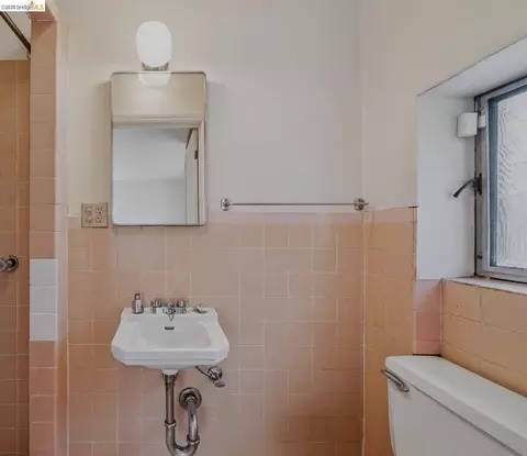 Bath - 1830 3rd Ave, Walnut Creek, CA 94597 photo 1 of 2