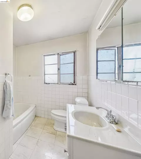 Bath - 1830 3rd Ave, Walnut Creek, CA 94597 photo 2 of 2