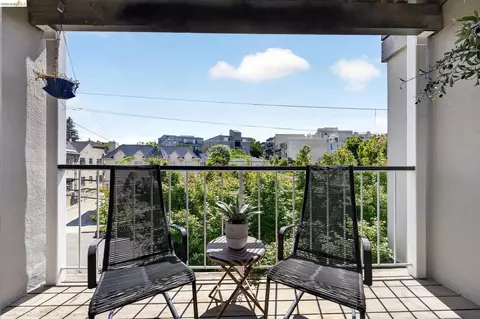 365 Perkins St #201, Oakland, CA 94610