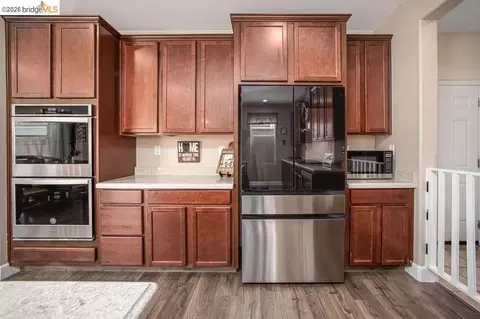Kitchen - 2371 Cornwall Ave, Manteca, CA 95337 photo 3 of 4
