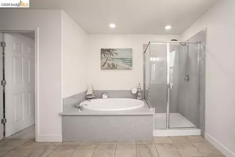 Bath - 2371 Cornwall Ave, Manteca, CA 95337 photo 4 of 7