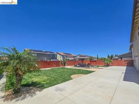 Exterior - 2371 Cornwall Ave, Manteca, CA 95337 photo 11 of 15