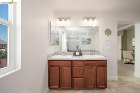 Bath - 2371 Cornwall Ave, Manteca, CA 95337 photo 3 of 7