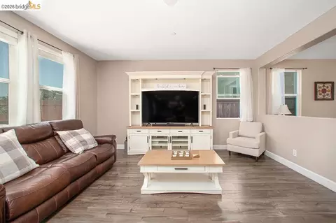 Living - 2371 Cornwall Ave, Manteca, CA 95337 photo 2 of 2