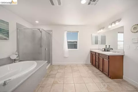 Bath - 2371 Cornwall Ave, Manteca, CA 95337 photo 2 of 7