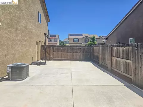 Exterior - 2371 Cornwall Ave, Manteca, CA 95337 photo 13 of 15
