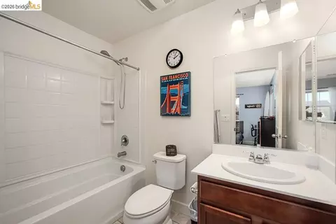 Bath - 2371 Cornwall Ave, Manteca, CA 95337 photo 6 of 7