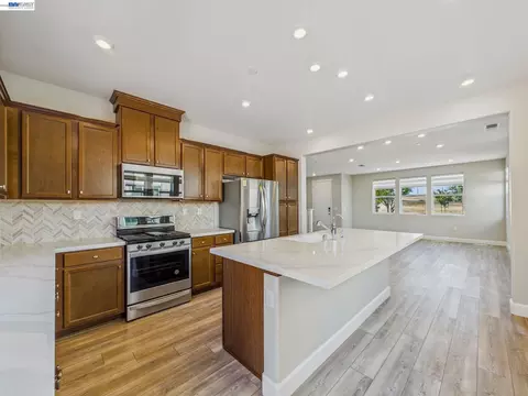 Kitchen - 233 E Central Pkwy, Mountain House, CA 95391 photo 4 of 6