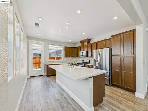 Kitchen - 233 E Central Pkwy, Mountain House, CA 95391 photo 2 of 6