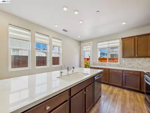 Kitchen - 233 E Central Pkwy, Mountain House, CA 95391 photo 6 of 6