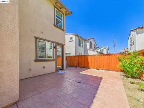 Exterior - 233 E Central Pkwy, Mountain House, CA 95391 photo 6 of 10