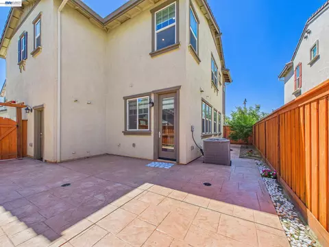 Exterior - 233 E Central Pkwy, Mountain House, CA 95391 photo 8 of 10