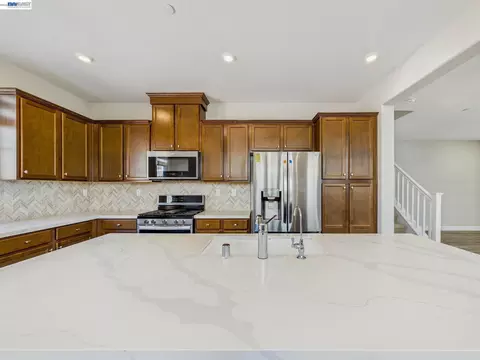 Kitchen - 233 E Central Pkwy, Mountain House, CA 95391 photo 3 of 6