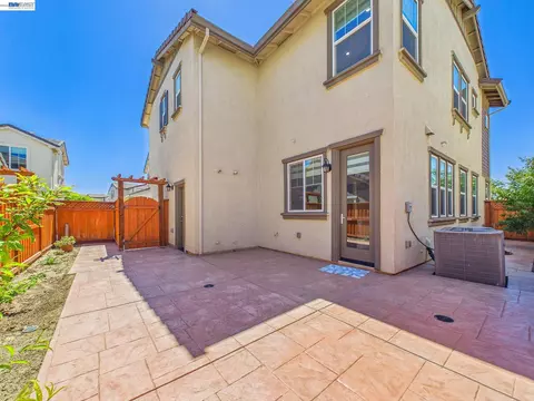 Exterior - 233 E Central Pkwy, Mountain House, CA 95391 photo 7 of 10